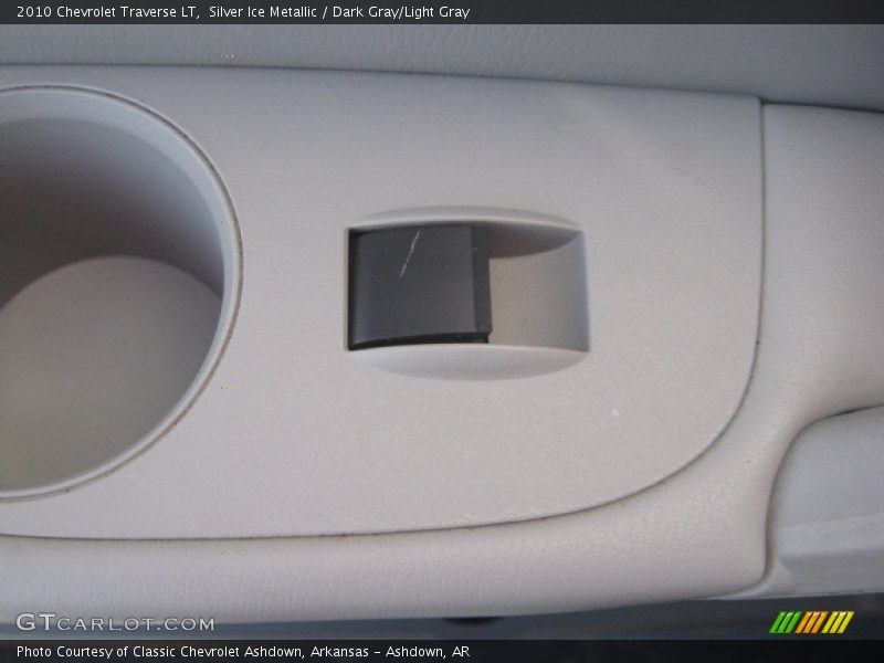 Silver Ice Metallic / Dark Gray/Light Gray 2010 Chevrolet Traverse LT