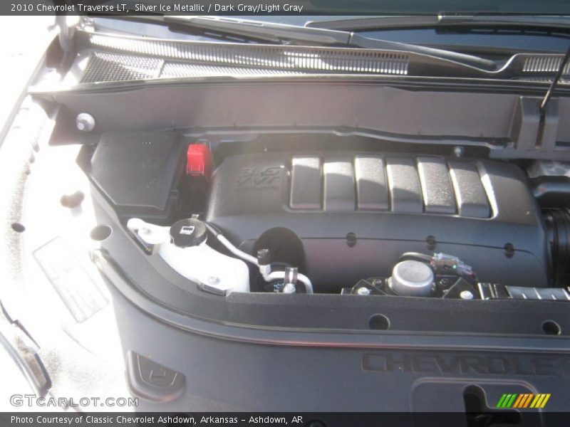 Silver Ice Metallic / Dark Gray/Light Gray 2010 Chevrolet Traverse LT