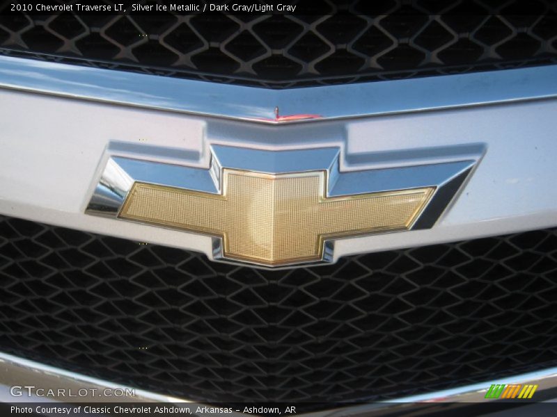 Silver Ice Metallic / Dark Gray/Light Gray 2010 Chevrolet Traverse LT