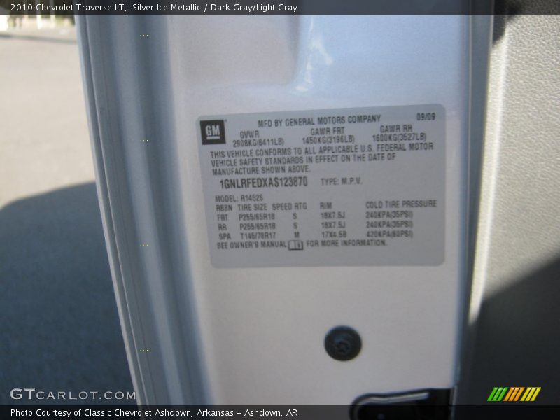 Silver Ice Metallic / Dark Gray/Light Gray 2010 Chevrolet Traverse LT