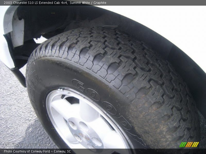 Summit White / Graphite 2003 Chevrolet S10 LS Extended Cab 4x4