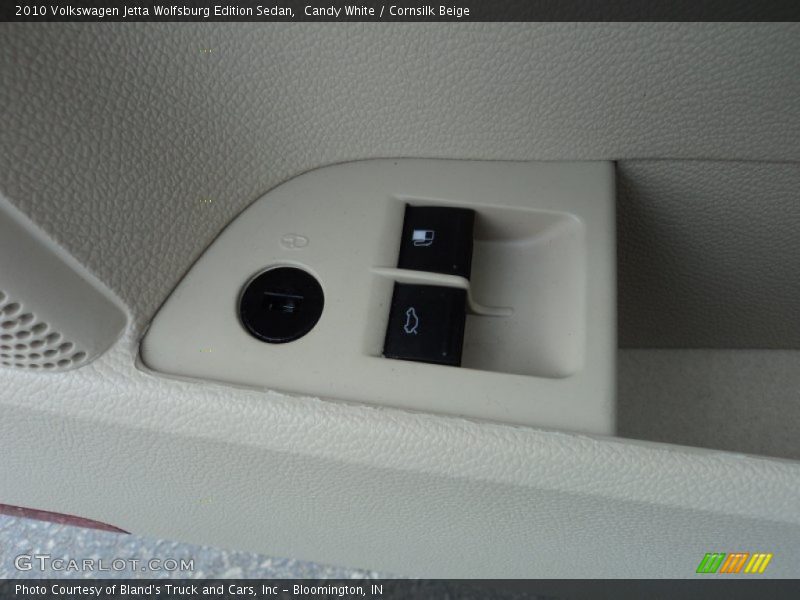 Candy White / Cornsilk Beige 2010 Volkswagen Jetta Wolfsburg Edition Sedan