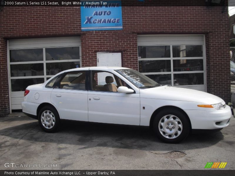 Bright White / Medium Tan 2000 Saturn L Series LS1 Sedan