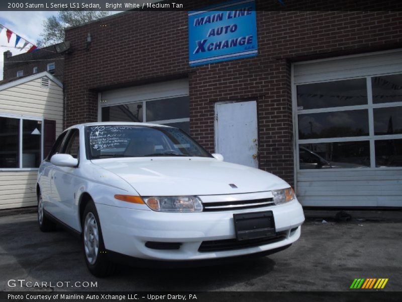 Bright White / Medium Tan 2000 Saturn L Series LS1 Sedan