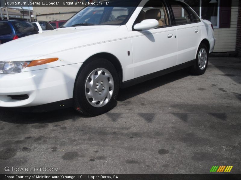 Bright White / Medium Tan 2000 Saturn L Series LS1 Sedan