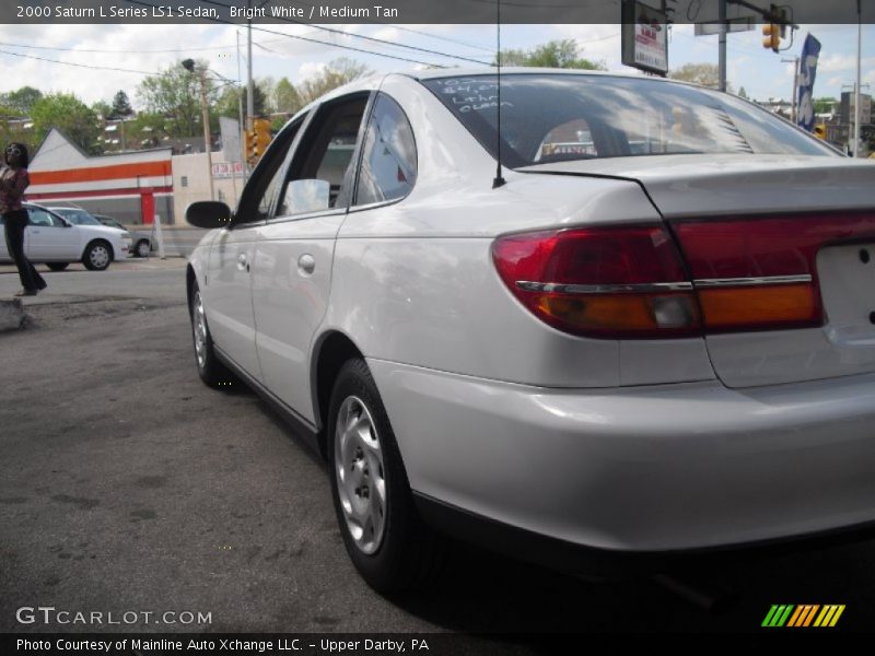Bright White / Medium Tan 2000 Saturn L Series LS1 Sedan