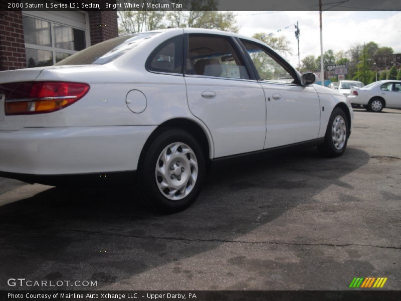 Bright White / Medium Tan 2000 Saturn L Series LS1 Sedan