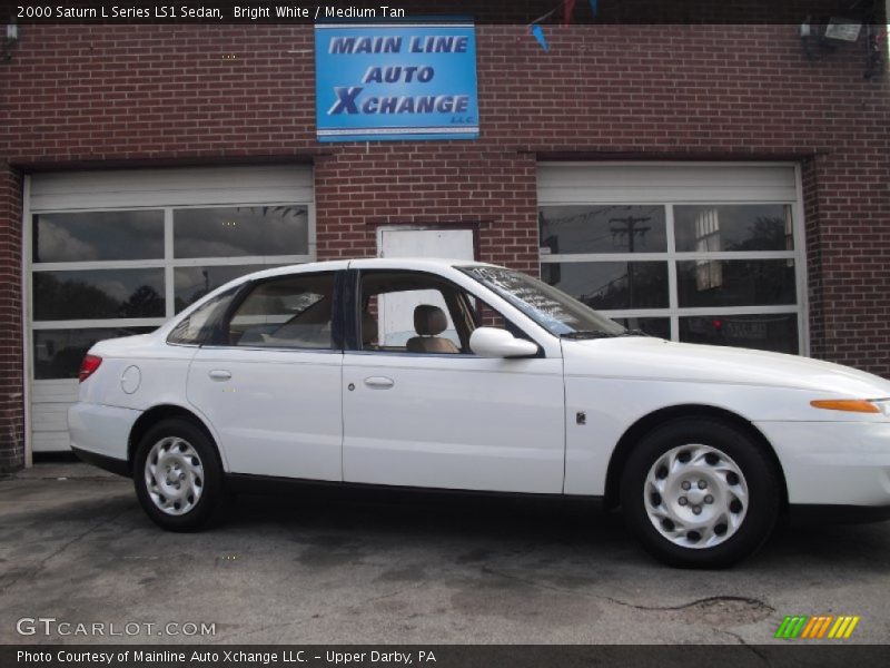 Bright White / Medium Tan 2000 Saturn L Series LS1 Sedan