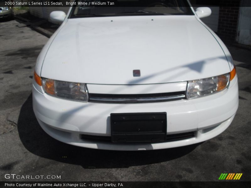 Bright White / Medium Tan 2000 Saturn L Series LS1 Sedan