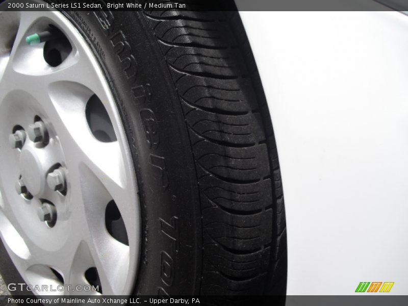 Bright White / Medium Tan 2000 Saturn L Series LS1 Sedan