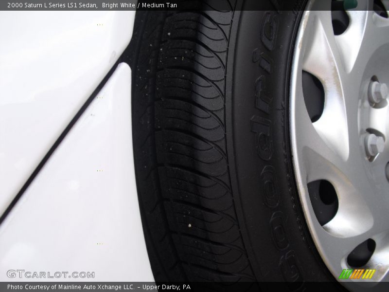 Bright White / Medium Tan 2000 Saturn L Series LS1 Sedan