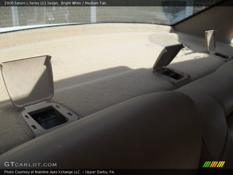 Bright White / Medium Tan 2000 Saturn L Series LS1 Sedan
