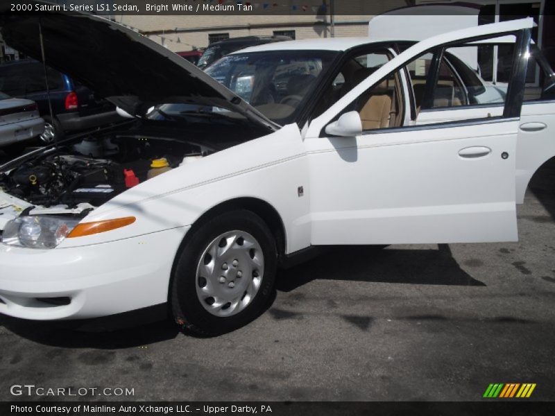 Bright White / Medium Tan 2000 Saturn L Series LS1 Sedan