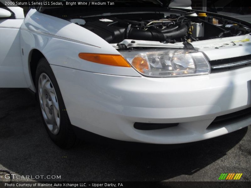 Bright White / Medium Tan 2000 Saturn L Series LS1 Sedan