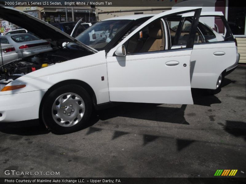 Bright White / Medium Tan 2000 Saturn L Series LS1 Sedan