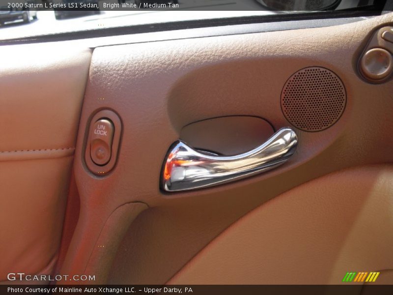Bright White / Medium Tan 2000 Saturn L Series LS1 Sedan