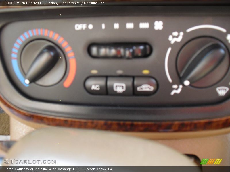 Bright White / Medium Tan 2000 Saturn L Series LS1 Sedan