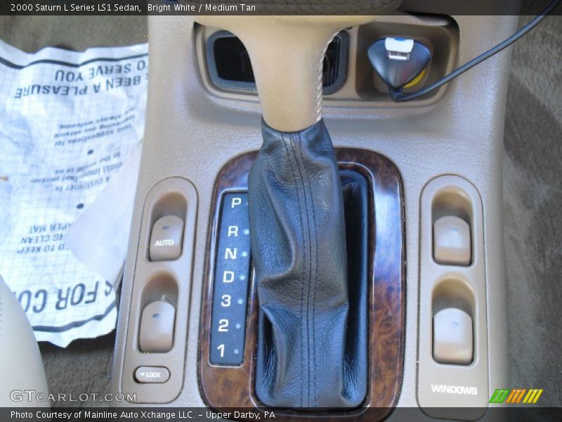 Bright White / Medium Tan 2000 Saturn L Series LS1 Sedan
