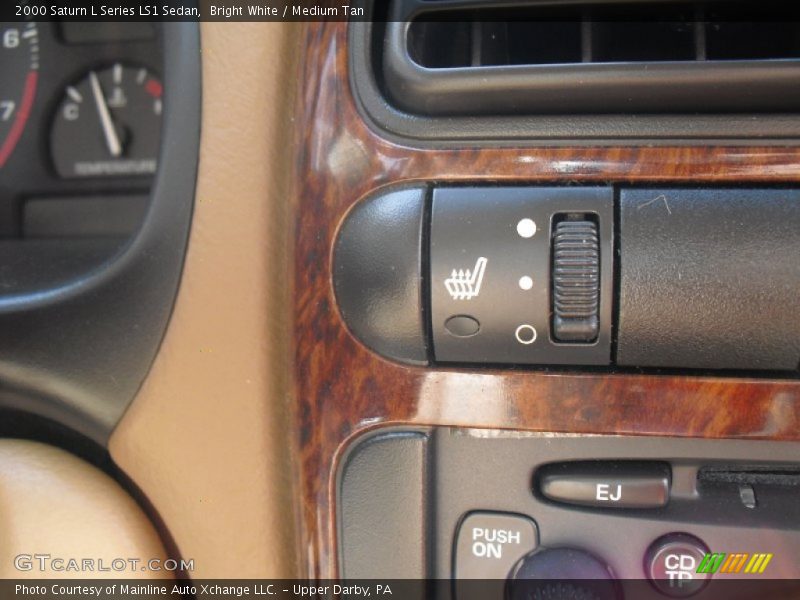 Bright White / Medium Tan 2000 Saturn L Series LS1 Sedan