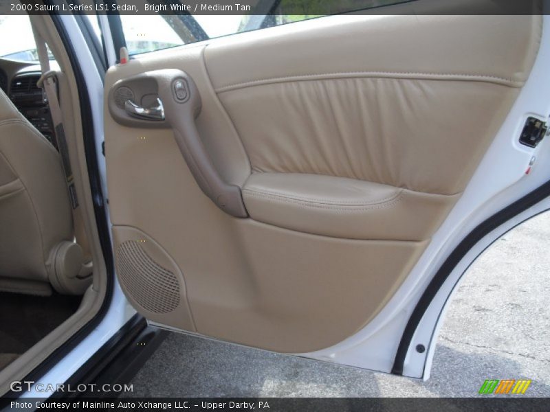 Bright White / Medium Tan 2000 Saturn L Series LS1 Sedan