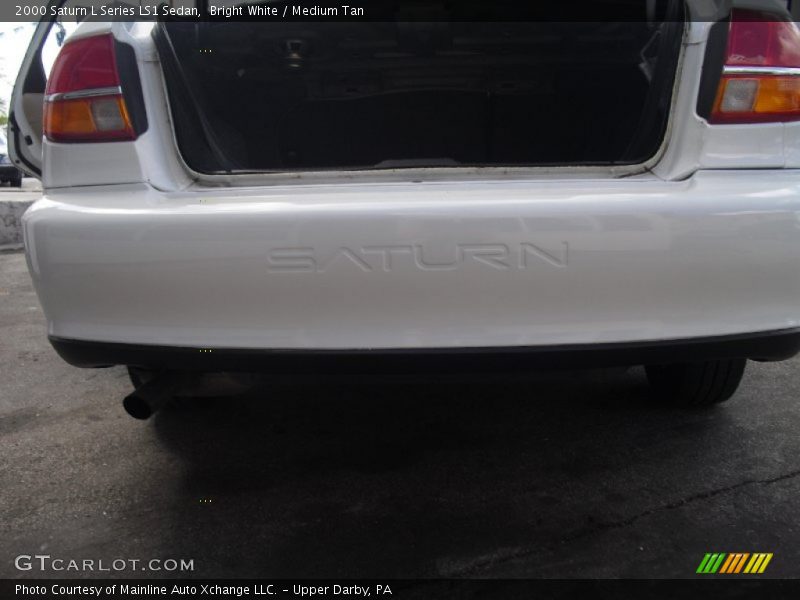 Bright White / Medium Tan 2000 Saturn L Series LS1 Sedan