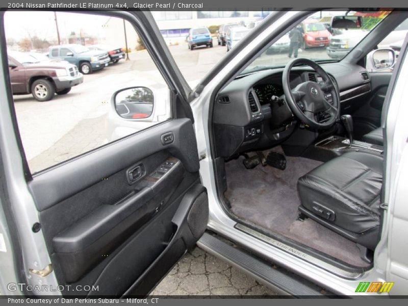 Glacier Pearl / Charcoal 2004 Nissan Pathfinder LE Platinum 4x4