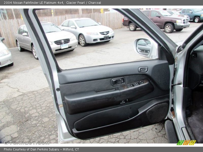 Glacier Pearl / Charcoal 2004 Nissan Pathfinder LE Platinum 4x4