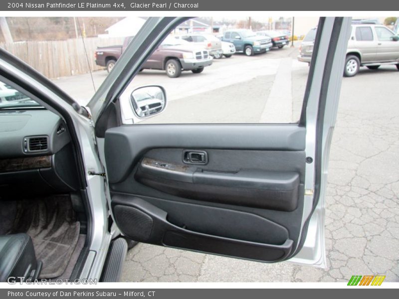 Glacier Pearl / Charcoal 2004 Nissan Pathfinder LE Platinum 4x4