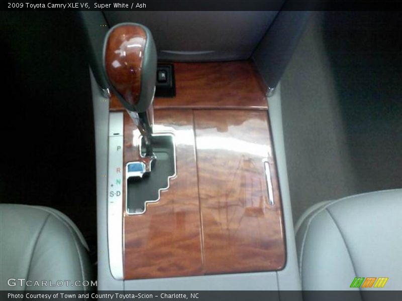 Super White / Ash 2009 Toyota Camry XLE V6