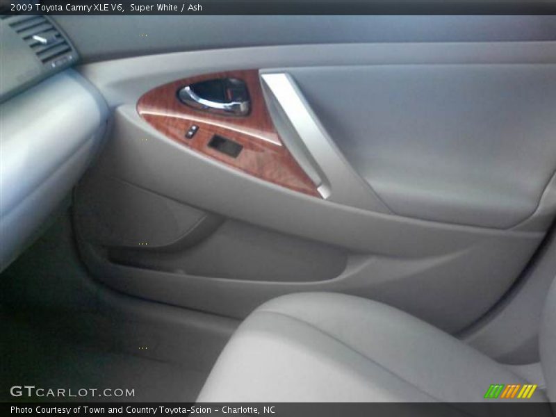 Super White / Ash 2009 Toyota Camry XLE V6