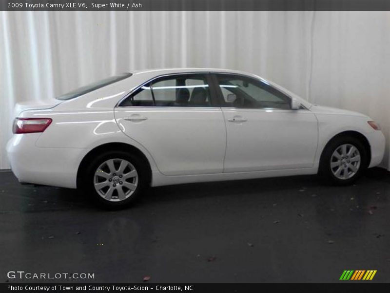Super White / Ash 2009 Toyota Camry XLE V6