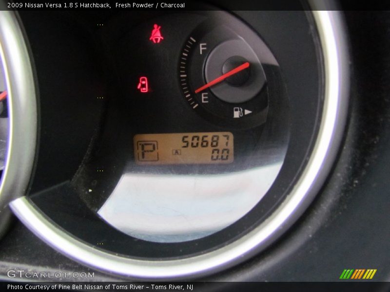 Fresh Powder / Charcoal 2009 Nissan Versa 1.8 S Hatchback