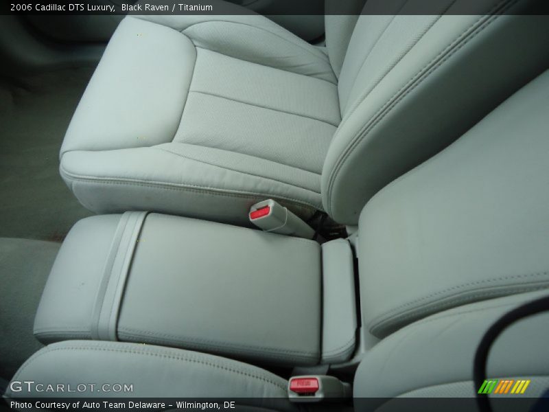 Black Raven / Titanium 2006 Cadillac DTS Luxury