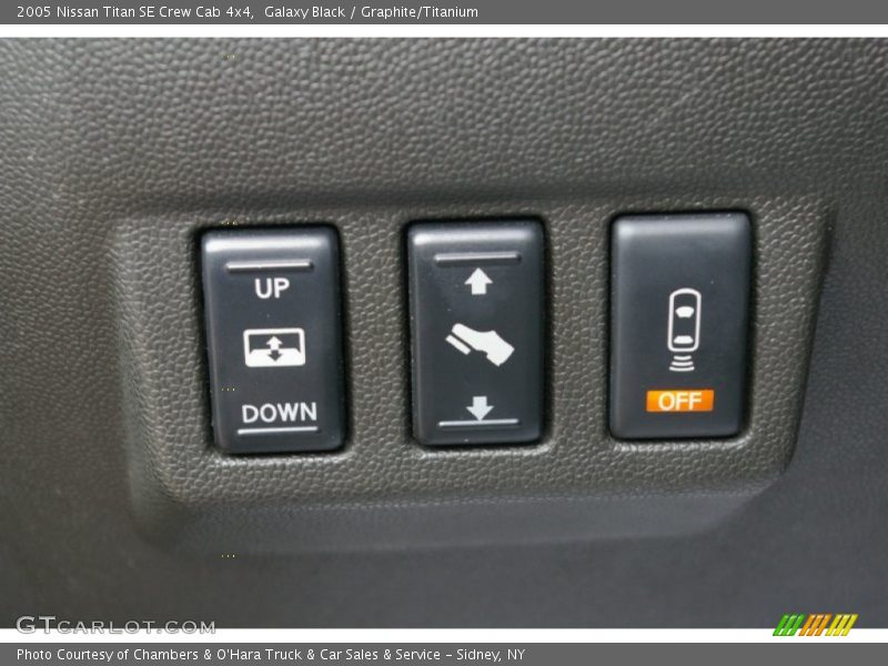 Galaxy Black / Graphite/Titanium 2005 Nissan Titan SE Crew Cab 4x4