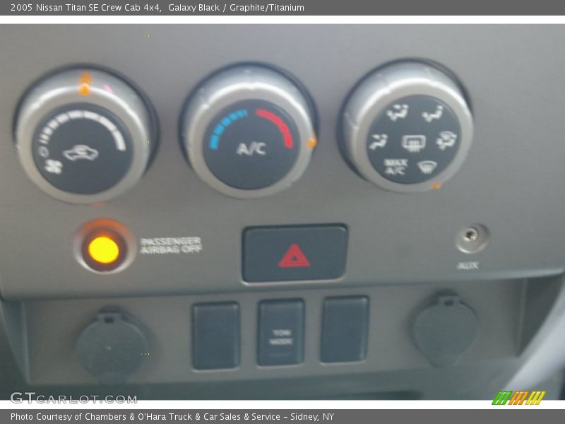 Galaxy Black / Graphite/Titanium 2005 Nissan Titan SE Crew Cab 4x4