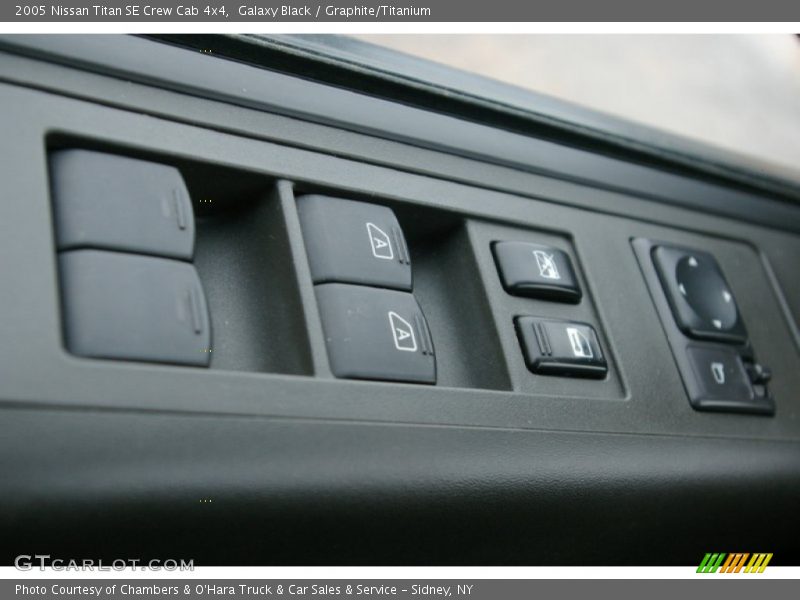 Galaxy Black / Graphite/Titanium 2005 Nissan Titan SE Crew Cab 4x4