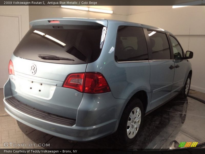 Antigua Blue Metallic / Gobi Beige 2009 Volkswagen Routan S