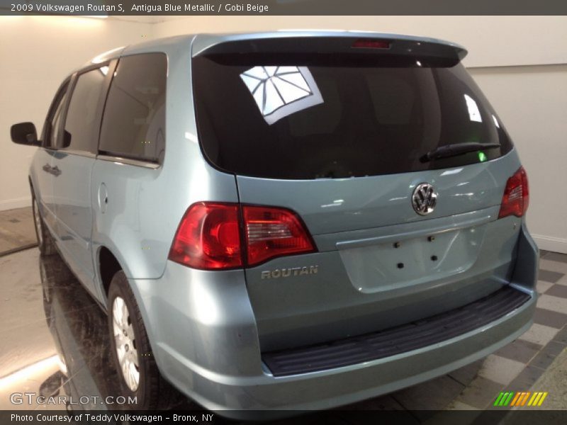 Antigua Blue Metallic / Gobi Beige 2009 Volkswagen Routan S