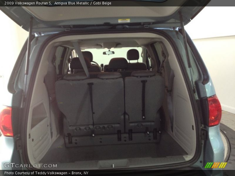 Antigua Blue Metallic / Gobi Beige 2009 Volkswagen Routan S