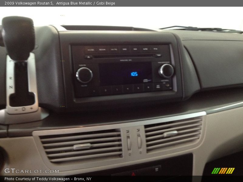 Antigua Blue Metallic / Gobi Beige 2009 Volkswagen Routan S