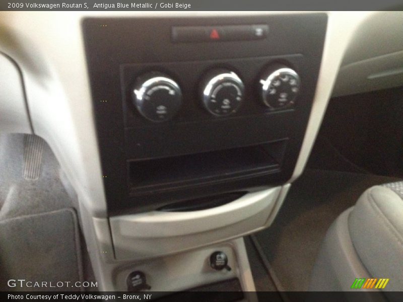Antigua Blue Metallic / Gobi Beige 2009 Volkswagen Routan S