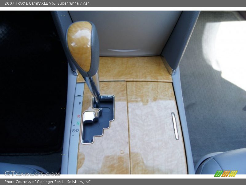 Super White / Ash 2007 Toyota Camry XLE V6