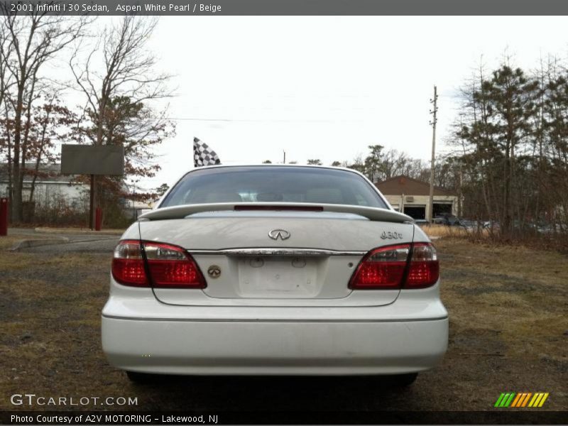 Aspen White Pearl / Beige 2001 Infiniti I 30 Sedan