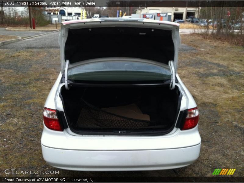 Aspen White Pearl / Beige 2001 Infiniti I 30 Sedan
