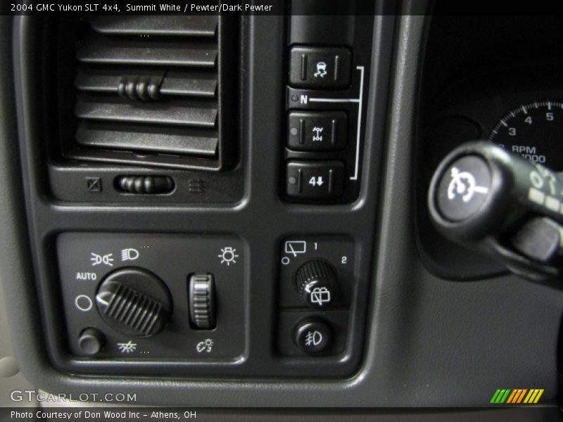 Summit White / Pewter/Dark Pewter 2004 GMC Yukon SLT 4x4