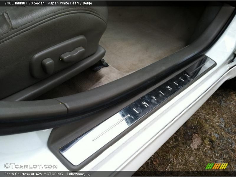 Aspen White Pearl / Beige 2001 Infiniti I 30 Sedan