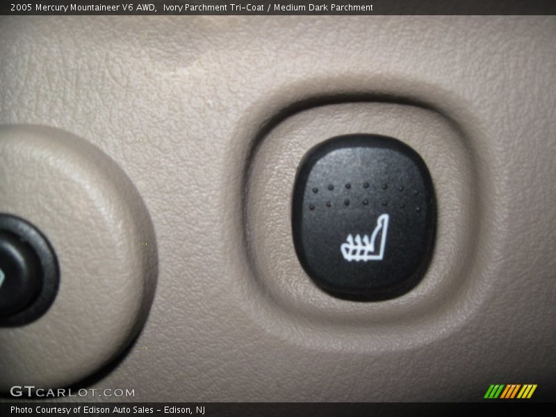 Ivory Parchment Tri-Coat / Medium Dark Parchment 2005 Mercury Mountaineer V6 AWD