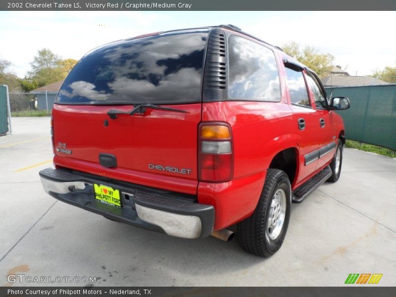 Victory Red / Graphite/Medium Gray 2002 Chevrolet Tahoe LS