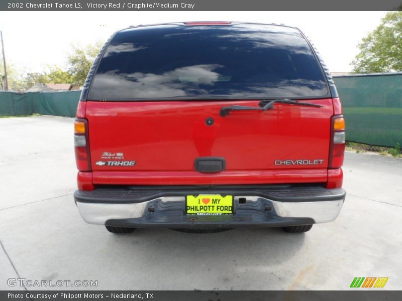 Victory Red / Graphite/Medium Gray 2002 Chevrolet Tahoe LS