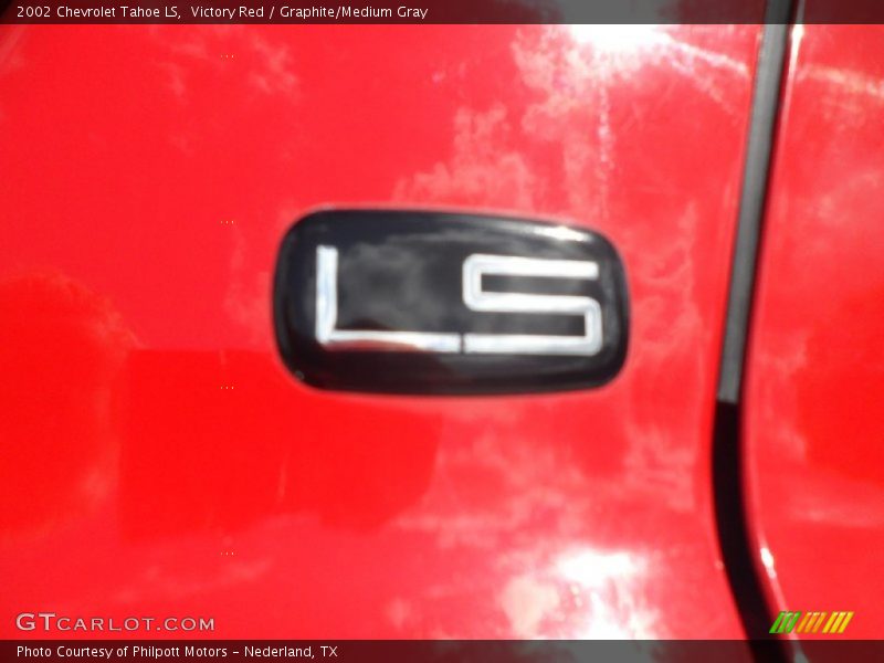 Victory Red / Graphite/Medium Gray 2002 Chevrolet Tahoe LS